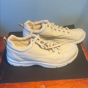 Men's L.L. bean sun washed Canvas Cream Casual Sneakers size 9 1/2